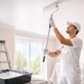 découvrez nos astuces et techniques pour repeindre un plafond sans traces, afin d'obtenir un rendu lisse et professionnel facilement.