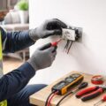 découvrez comment installer une prise électrique en toute sécurité grâce à nos conseils pratiques et faciles à suivre, pour un bricolage réussi et sans danger.