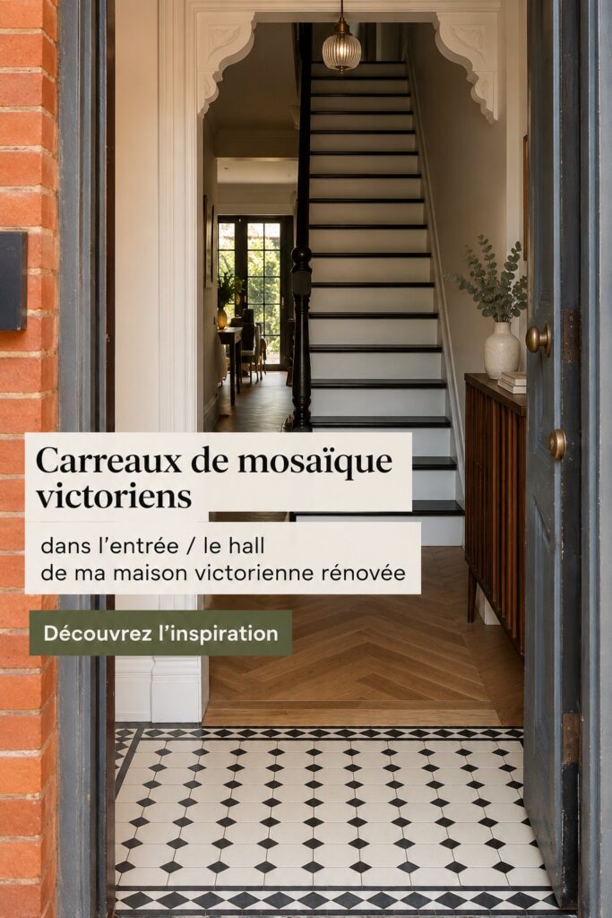 Carreaux mosaïques victoriens colorés dans une entrée rénovée