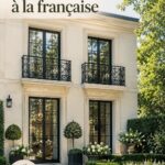 Une belle maison française montrant un mélange de pierre et de crépi.