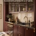 Un élégant salon haussmannien avec des moulures et un parquet en bois.