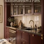 Un élégant salon haussmannien avec des moulures et un parquet en bois.