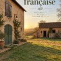 Intérieur d'une maison décorée dans un style ferme française rustique avec des meubles en bois et des couleurs naturelles.
