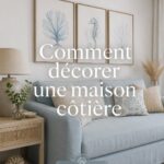 Intérieur de maison décorée dans un style côtier, avec des murs bleus et des accessoires marins