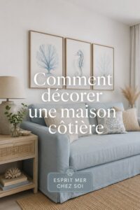 Intérieur de maison décorée dans un style côtier, avec des murs bleus et des accessoires marins