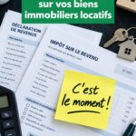 Un propriétaire examine des documents fiscaux devant une maison locative, illustrant les déductions fiscales.