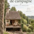 Petite ferme française avec un jardin luxuriant et des éléments rustiques.
