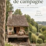 Petite ferme française avec un jardin luxuriant et des éléments rustiques.