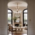 Salon d'un appartement parisien avec des détails élégants et modernes