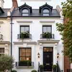 Maison de ville blanche avec des détails noirs élégants