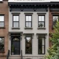 Maison typique à Brooklyn, illustrant le style architectural unique de ce quartier.