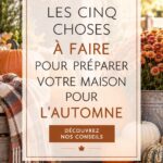 Un salon accueillant décoré pour l'automne avec des coussins aux couleurs chaudes et des feuilles.
