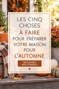 Un salon accueillant décoré pour l'automne avec des coussins aux couleurs chaudes et des feuilles.
