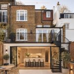 Une townhouse rénovée à Holland Park, montrant une combinaison d'éléments modernes et traditionnels.