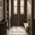 Maison au style Mansart avec toit en pente et fenêtres élégantes.