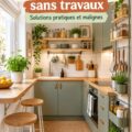 Petite cuisine aménagée avec des étagères murales et un bar à déjeuner sur mesure.