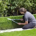 Garden Gardivo 120 taille-haie en action dans un jardin